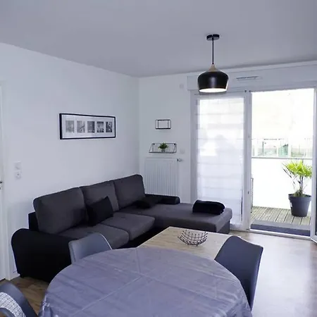 T2 Moderne, Lumineux, Proche De La Et Des Principaux Acces Routiers *