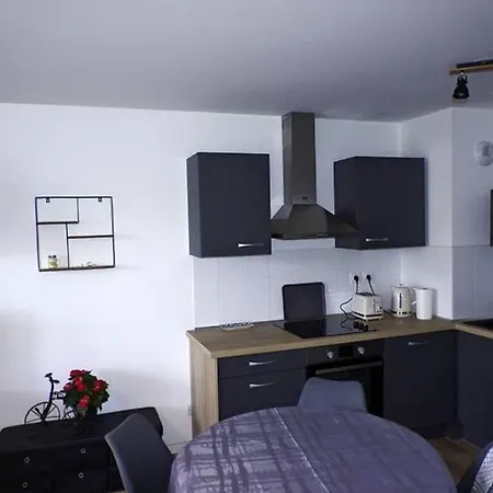 T2 Moderne, Lumineux, Proche De La Et Des Principaux Acces Routiers *